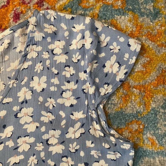 SOLD! NEW! Sim & Sam Dusty Blue Floral V-Neck Capped Sleeve Peplum Top M - Picture 6 of 15